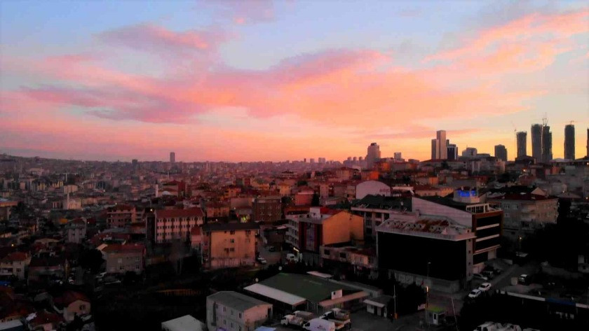 İstanbul’da gökyüzü kızıla büründü