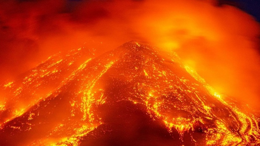 İtalya'daki aktif yanardağ Etna faaliye geçti