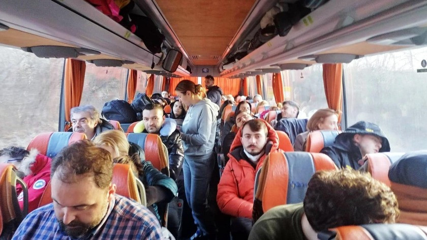 Ukrayna’dan tahliye edilen ilk kafile, Türkiye yolunda