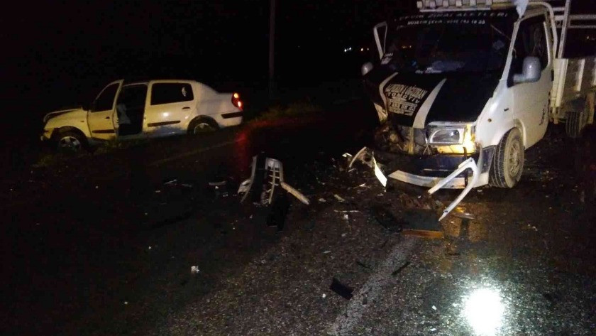 Manisa'da trafik kazası: Otomobil ile kamyonet kafa kafaya çarpıştı!