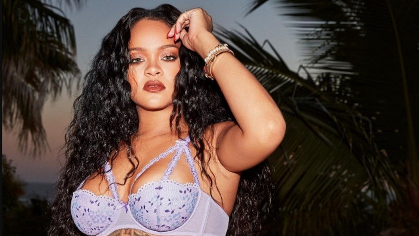 Dünyaca ünlü şarkıcı Rihanna'dan olay pozlar!