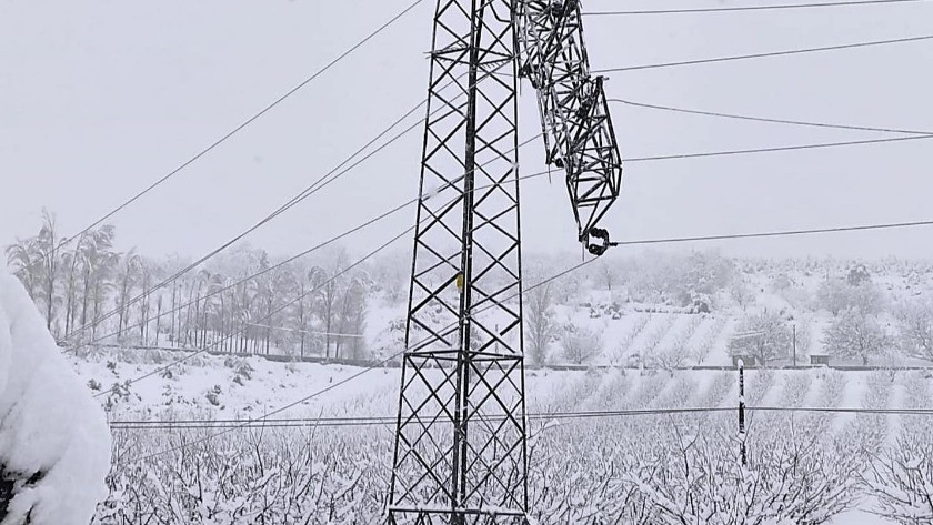 Isparta’da kar yağışı nedeniyle elektrik kesintisi
