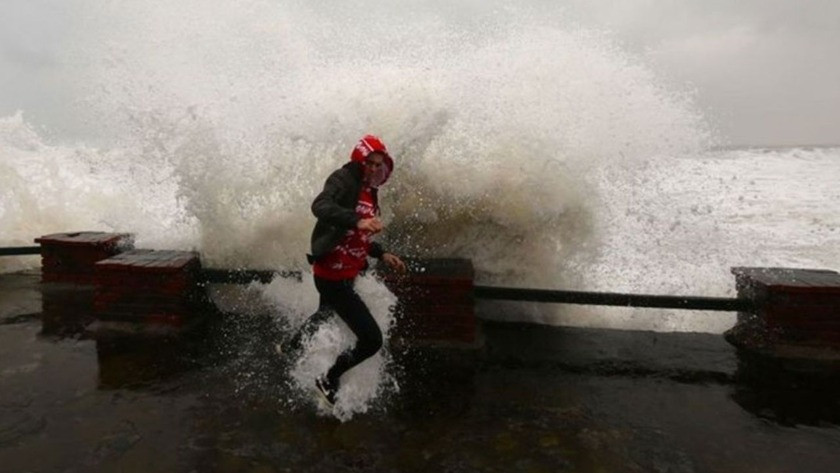 İzmir’de olumsuz hava koşulları nedeniyle vapur seferleri iptal edildi