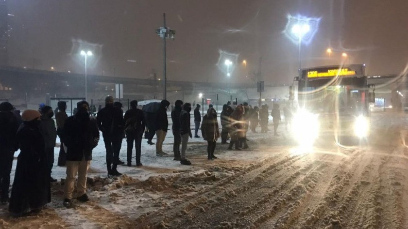 İstanbul'da yüzlerce vatandaş otobüs duraklarında mahsur kaldı