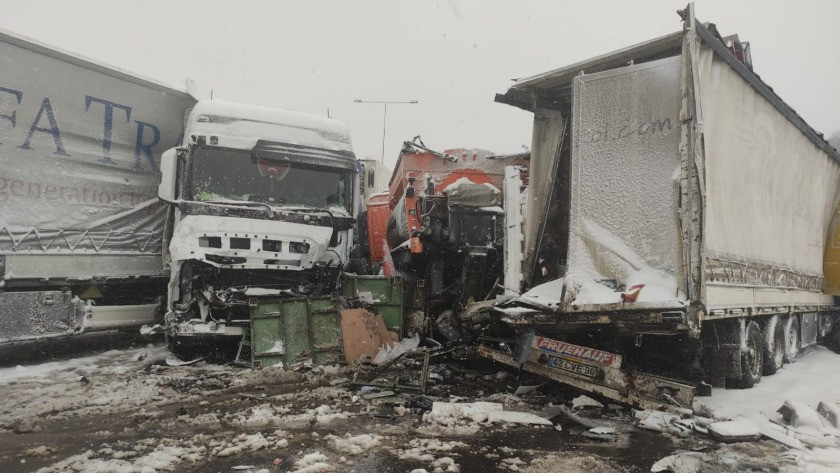 Kuzey Marmara Otoyolu'nda zincirleme kaza: 4 TIR birbirine girdi