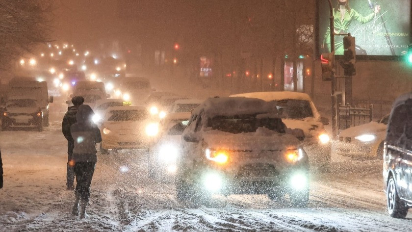 İstanbul'da yoğun kar yağışı nedeniyle birçok araç mahsur kaldı