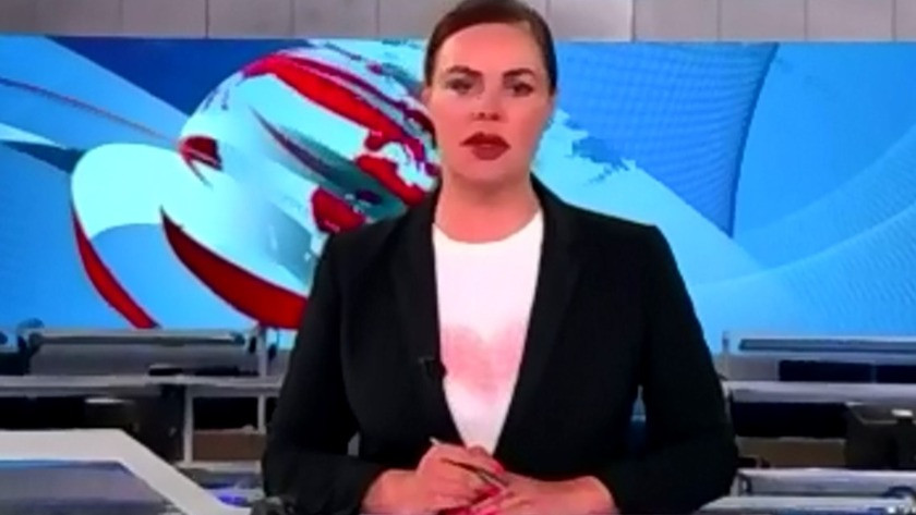 Rus televizyon kanalında pankart açılınca yayın yarıda kesildi!