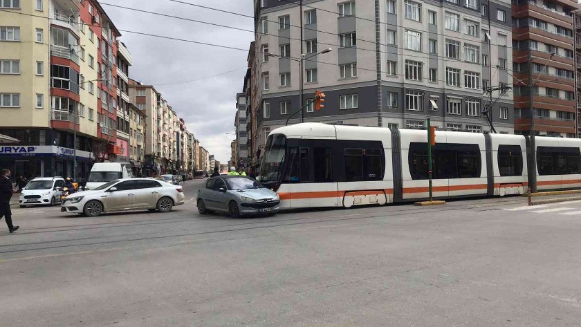 Eskişehir’de otomobil ve tramvay çarpıştı