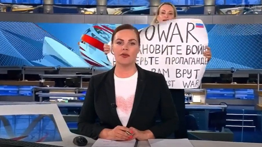 Rus televizyon kanalında 'savaşa hayır' pankartı açan gazeteciye ceza