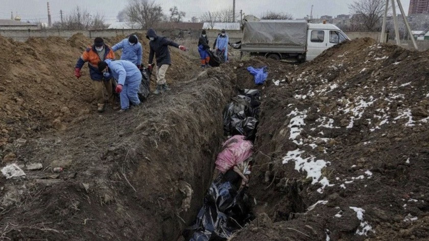 Ukrayna'da savaşta hayatını kaybedenler için toplu mezarlar kazılıyor