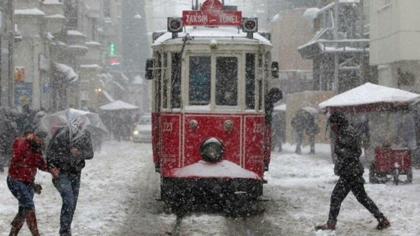 İstanbul'da kuvvetli kar yağışı: Okullar tatil edildi!