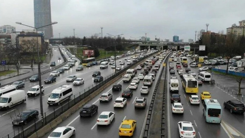 İstanbul'da hava uyarıları yüzünden trafik felç oldu!
