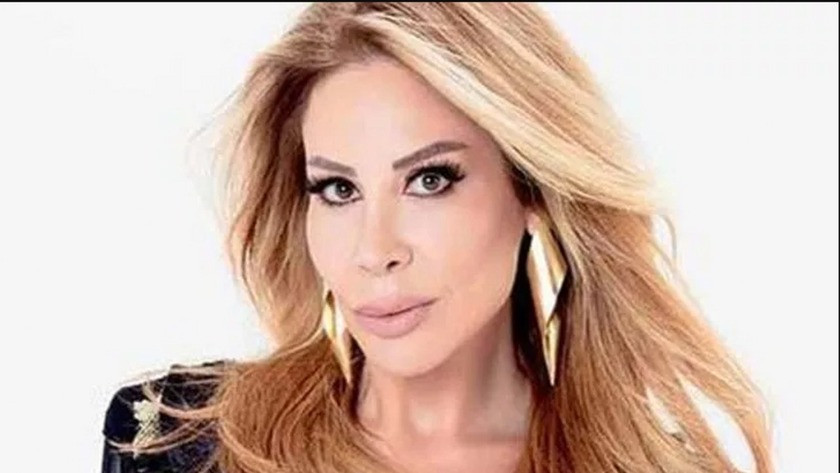 Ünlü şarkıcı annesinin vefat haberini sosyal medya'dan açıkladı