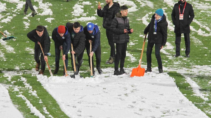 Çaykur Didi Stadyumu’nda taraftar ile kar temizliği yapıldı