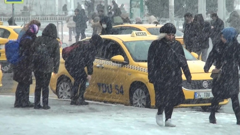 İstanbul Taksim'de yoğun kar yağışlı havada fırsatçı taksiciler...