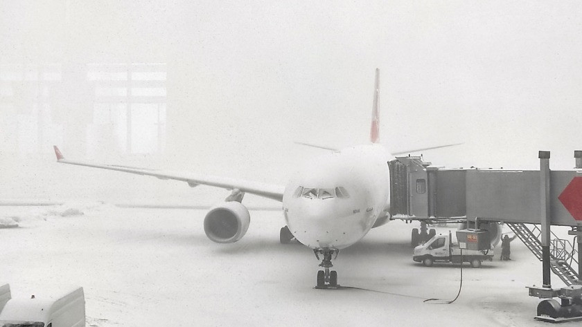 Yoğun kar yağışı sebebiyle uçaklar Sabiha Gökçen Havalimanı'na inemedi