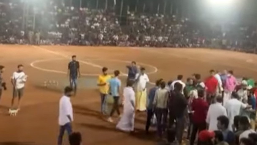 Hindistan'da bir futbol maçında tribün çöktü, yüzlerce kişi yaralandı