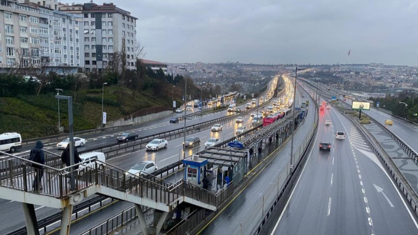 İstanbul güne yağmurla uyandı, trafik yoğunluğu artıyor...