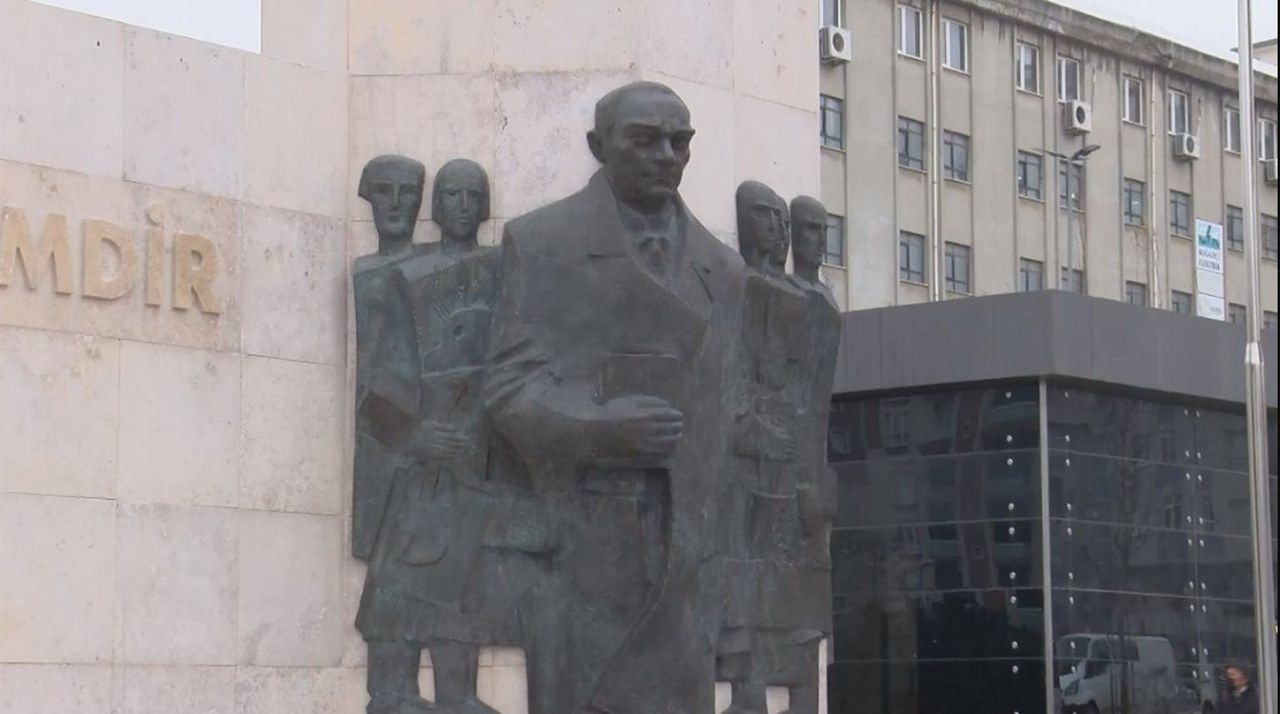 Bağcılar Meydanı'ndaki Atatürk heykeli'ne bakan vatandaşlar bir daha baktı! - Sayfa 1