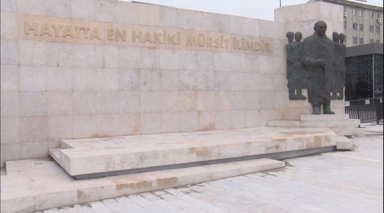 Bağcılar Meydanı'ndaki Atatürk heykeli'ne bakan vatandaşlar bir daha baktı! - Sayfa 2