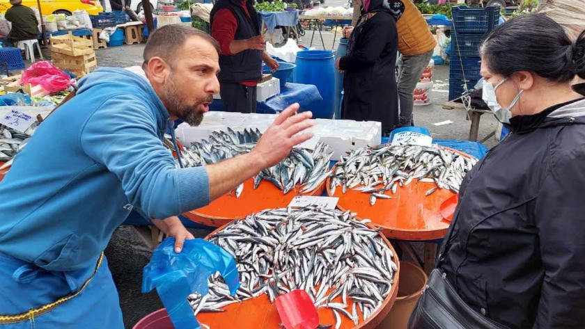 Tekirdağ'da balık fiyatları düştü! Vatandaşlar kuyruk oluşturdu