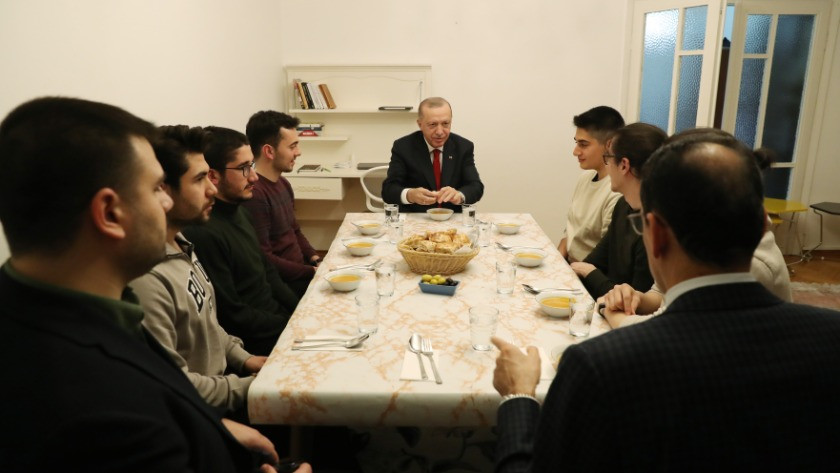 Cumhurbaşkanı Erdoğan iftarda öğrenci evine misafir oldu