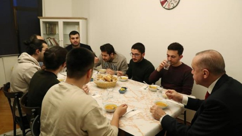 Erdoğan öğrenci evinde öğrencilerle iftar yaptı