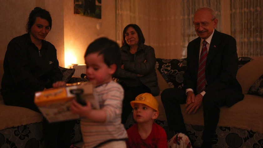 Kılıçdaroğlu ve eşi, 4 aydır elektriği olmayan evi ziyaret etti