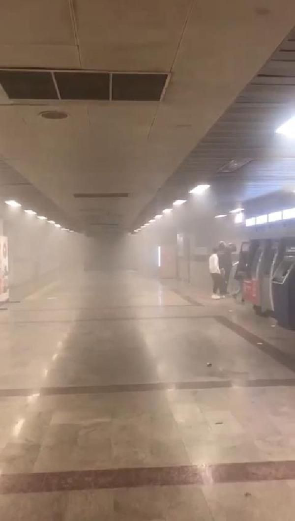 Taksim Metro İstasyonu'nda yangın paniği! Giriş ve çıkışlar kapatıldı - Sayfa 1