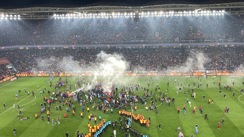 Trabzonsporlu taraftarlar maç bitmeden sahaya girdi!