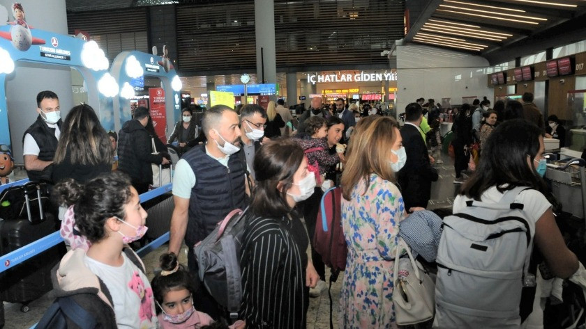 Bayram tatili yoğunluğu başladı! İstanbul Havalimanı tıkabasa doldu