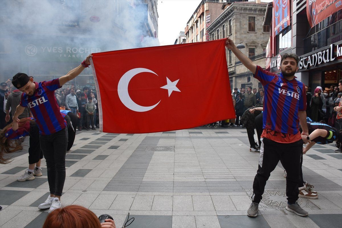 Trabzonsporlu taraftarlar, şehirde maçı büyük bir coşkuyla bekliyorlar - Sayfa 2