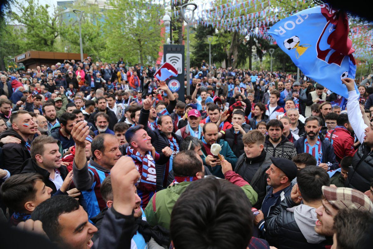Trabzonsporlu taraftarlar, şehirde maçı büyük bir coşkuyla bekliyorlar - Sayfa 3