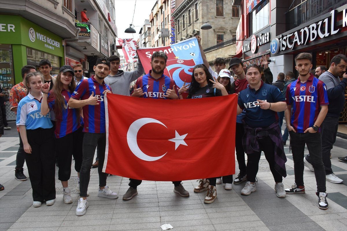 Trabzonsporlu taraftarlar, şehirde maçı büyük bir coşkuyla bekliyorlar - Sayfa 1