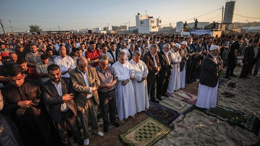 Gazze’de bayram namazı için binlerce kişi meydanlara akın etti