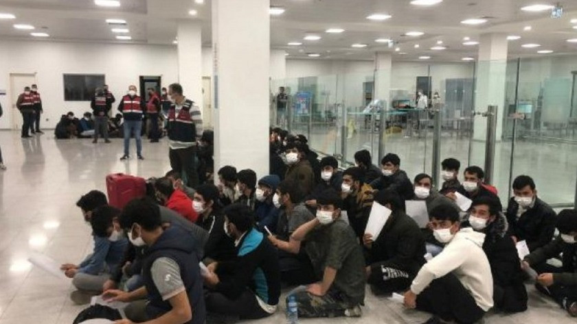 İstanbul'da 192 Afgan uyruklu yasadışı göçmen sınır dışı edildi