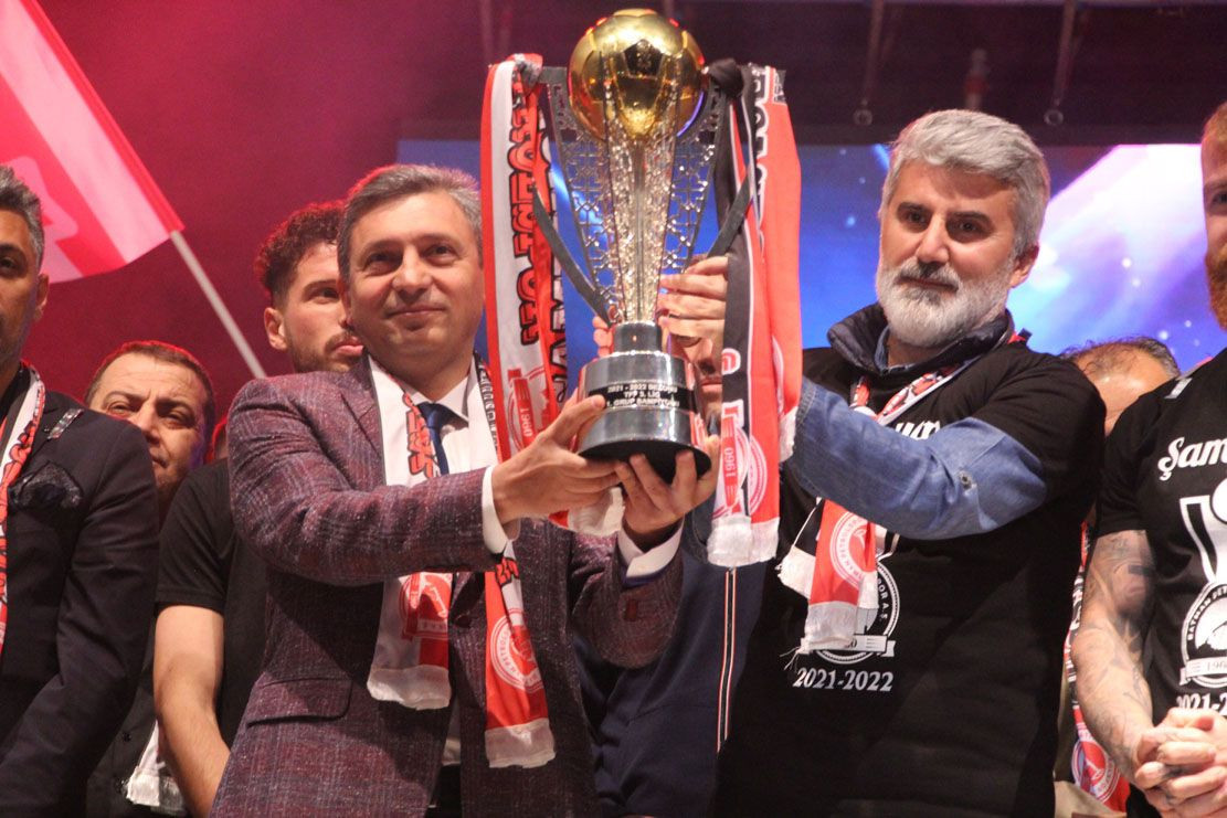 Hande Yener Batman Petrolspor’un şampiyonluk kutlamaları için sahneye çıktı - Sayfa 3