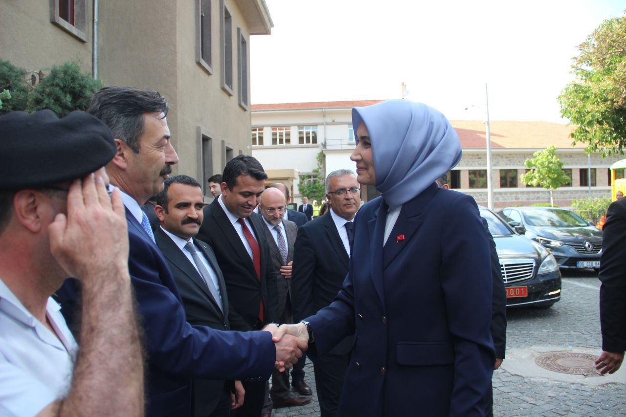 Türkiye'nin ilk başörtülü valisi Kübra Güran Yiğitbaşı'a Afyonkarahisar'da yoğun ilgi! video - Sayfa 3
