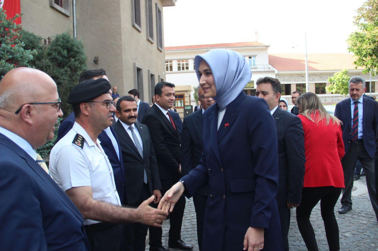 Türkiye'nin ilk başörtülü valisi Kübra Güran Yiğitbaşı'a Afyonkarahisar'da yoğun ilgi! video - Sayfa 4