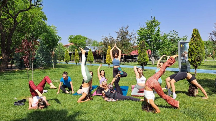 Parkta yoga yapan kadınları CİMER'e şikayet ettiler!