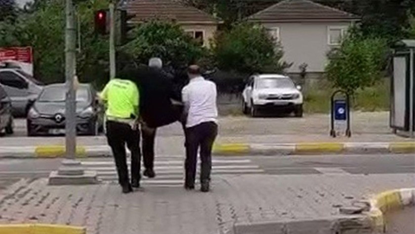 Karşıdan karşıya geçemeyen yaşlı adama polislerden yardım
