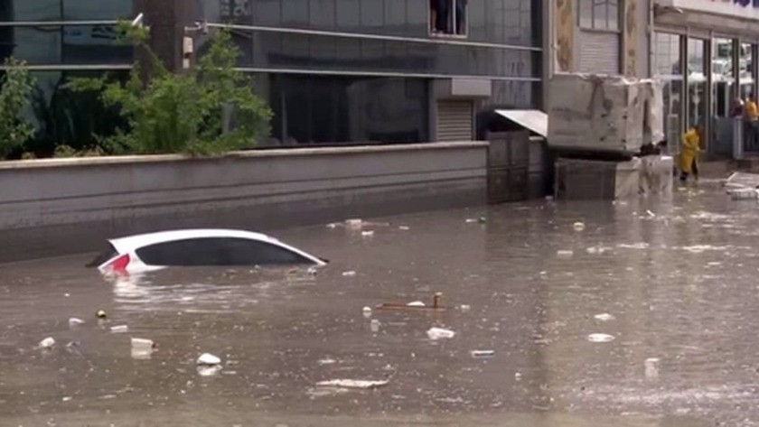Ankara'yı sağanak vurdu! araçlar suya gömüldü