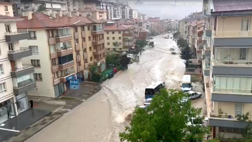 Ankara'da şiddetli yağış hayatı felç etti: Ev ve iş yerlerini su bastı