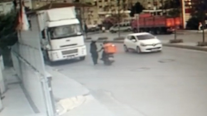 İstanbul'da bir motokurye, minibüs bekleyen kadını taciz etti!