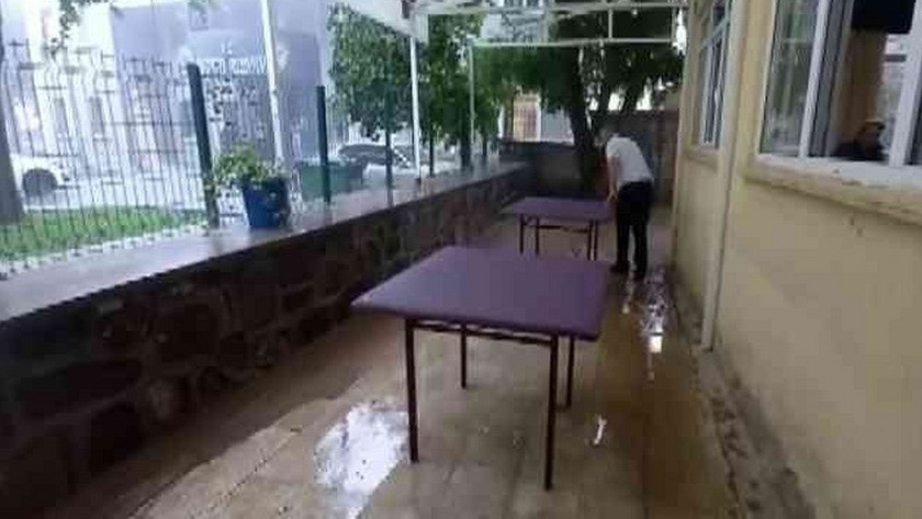 Tunceli'de şiddetli sağanak yağış hayatı felç etti