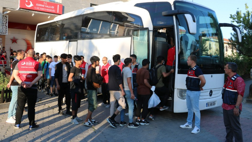 Sınır dışı edilecek kaçak göçmenler Edirne'den yola çıktı