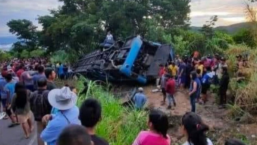 Meksika'da cinayet gibi otobüs kazası: 9 ölü, 28 yaralı! video izle