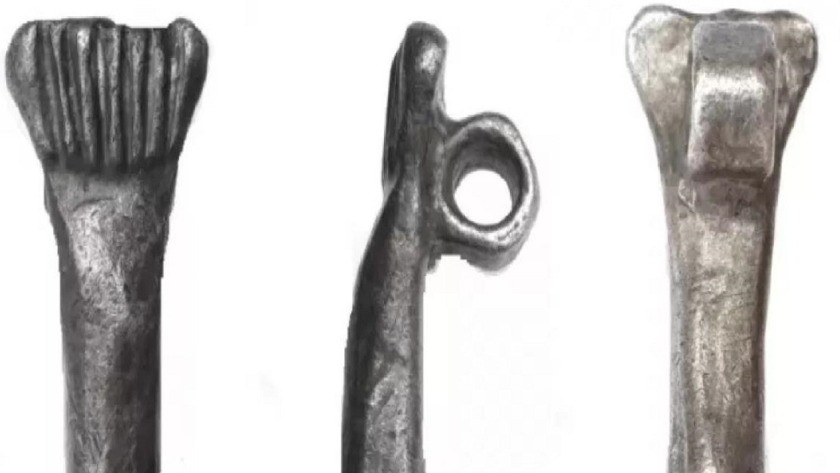 Tarlada define ararken penis şeklinde 2 bin yıllık kolye buldu!