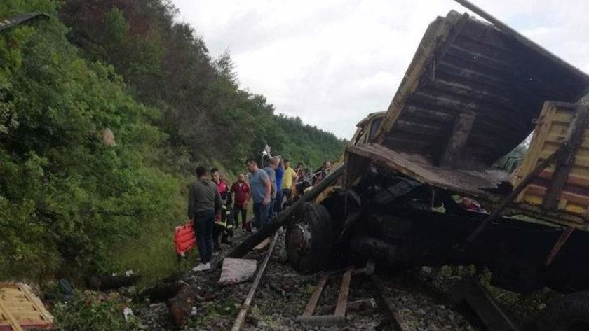 Zonguldak'ta feci kaza! Kamyon 30metre yükseklikten demir yoluna düştü