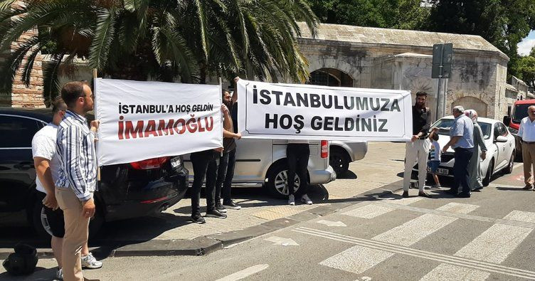 İstanbul'a dönen Ekrem İmamoğlu'na Pankartlı hoş geldin karşılaması - Sayfa 1